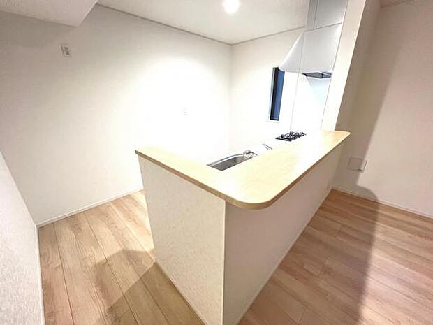 ご家族を見守りながら家事が捗る対面式キッチン。お料理をしながらご家族のサポートも可能です。