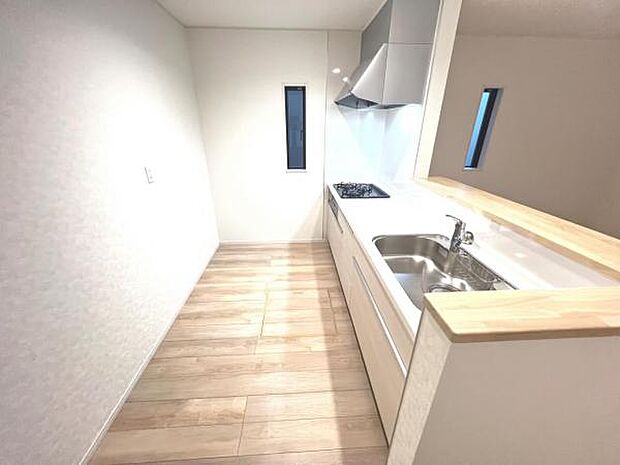 作業スペースが広く家事動線をゆったりと確保できるキッチンです。