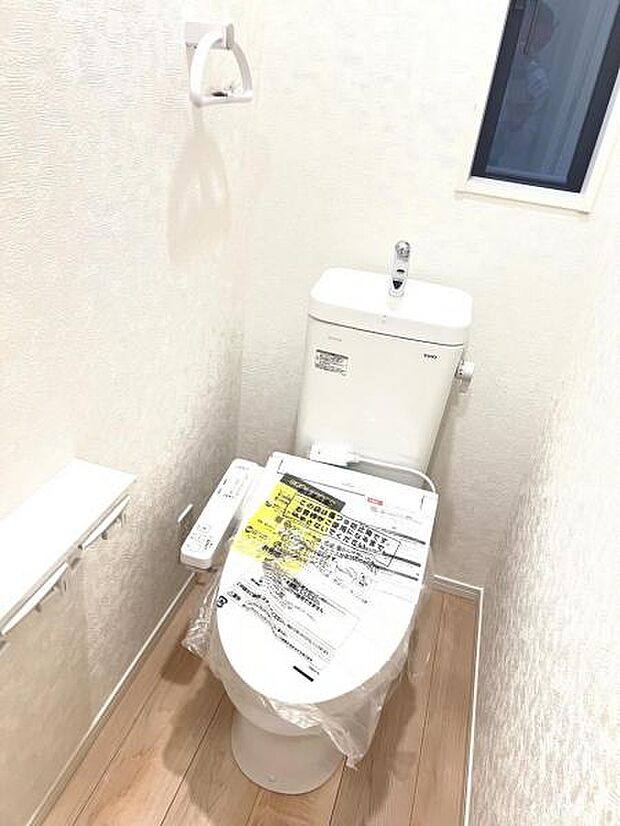 シャワー洗浄機能付のトイレは、清潔感が印象的な空間ですね。