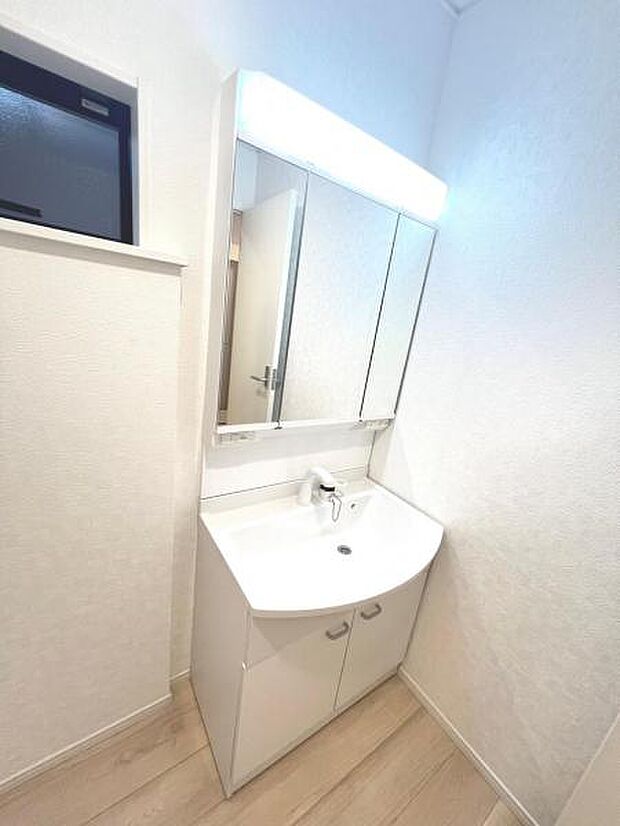 洗面化粧台です。朝の身支度から1日が始まります。