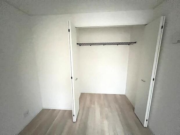 いつでもお部屋をスッキリお使い頂ける収納スペースを設置。