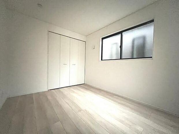 木の温もりが優しいフローリングの収納スペース付き洋室です。