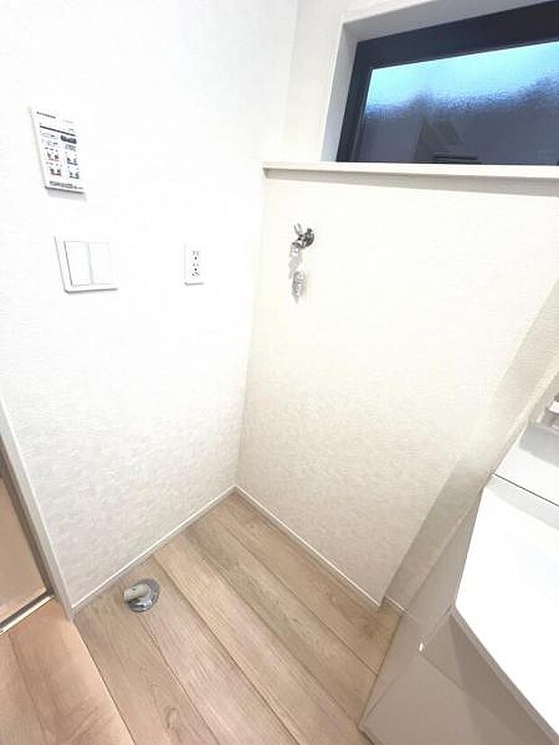 独立洗面台の横にはランドリースペースがございます。