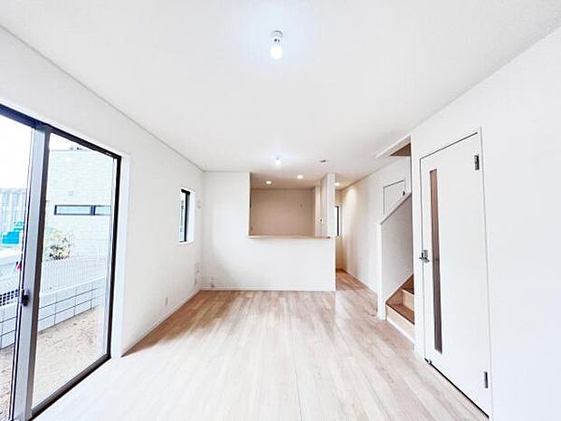 お食事中もキッチンと会話が楽しめるダイニングスペース。