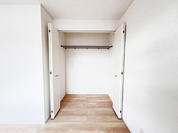 いつでもお部屋をスッキリお使い頂ける収納スペースを設置。