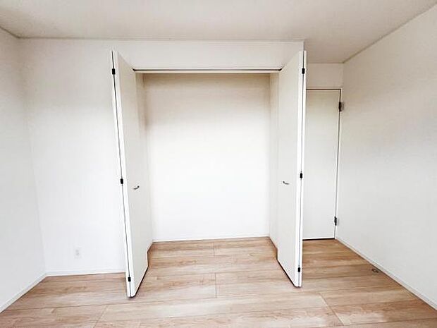 中の物を確認しやすく、取り出しやすい収納スペース。お部屋を広々とお使いいただけます。