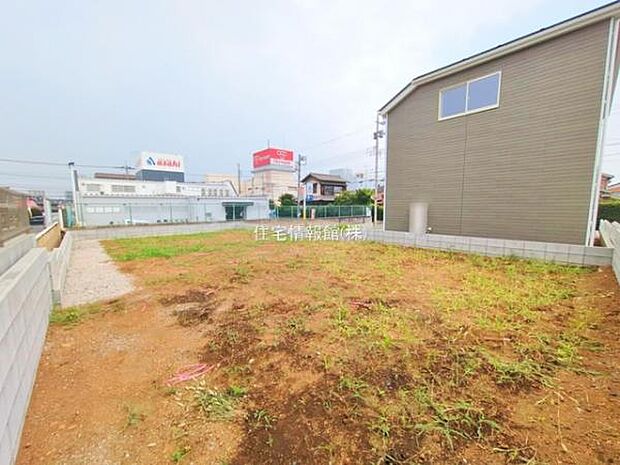 前面道路を含めた現地写真です。