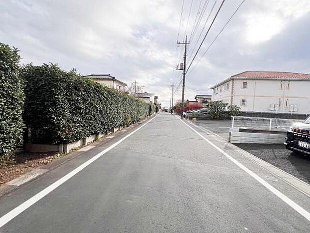 前面道路です。住宅地につき落ち着いた新生活を始められそうです。