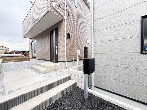 綺麗で明るい玄関でお客様をお迎えいただけます。