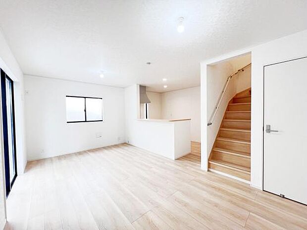 お食事中もキッチンと会話が楽しめるダイニングスペース。