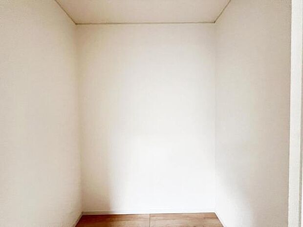 ウォークインクローゼットがあり収納スペースも豊富。季節物もスッキリ片付きそうです。