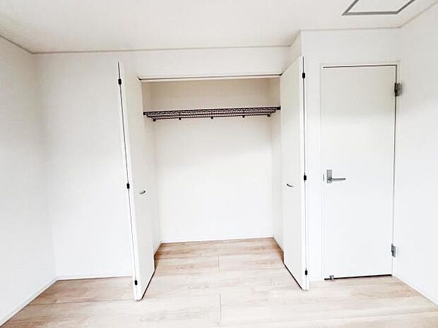 いつでもお部屋をスッキリお使い頂ける収納スペースを設置。