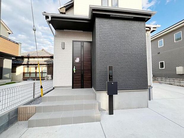 綺麗で明るい玄関でお客様をお迎えいただけます。