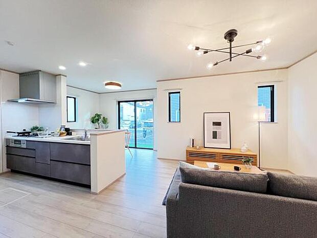 家族団らんの場所としてゆったりと居心地の良いリビングです。