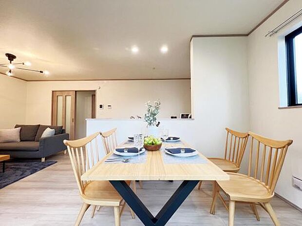 お食事中もキッチンと会話が楽しめるダイニングスペース。