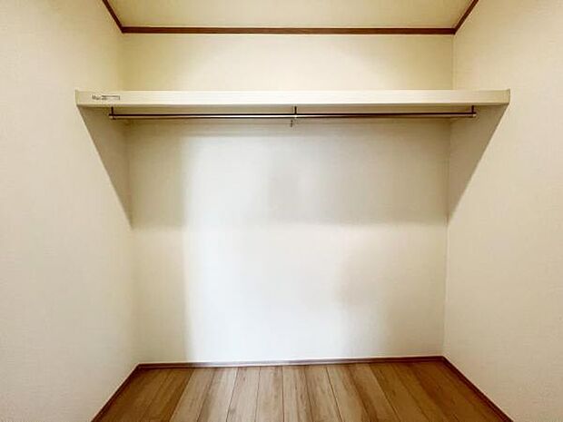 ウォークインクローゼットがあり収納スペースも豊富。季節物もスッキリ片付きそうです。