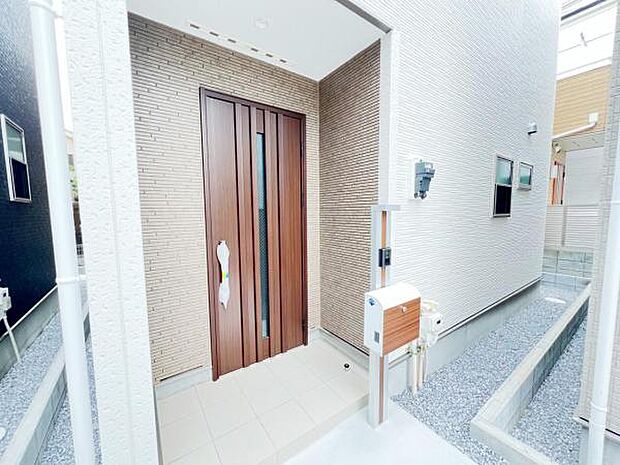 綺麗で明るい玄関でお客様をお迎えいただけます。