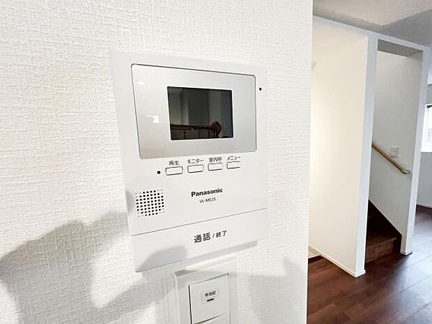 訪問者を確認できるTVモニター付きインターフォンです。