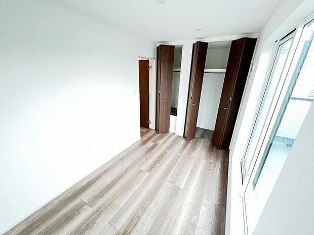 明るい広々とした主寝室でご家族ゆっくりお休みになれますね。