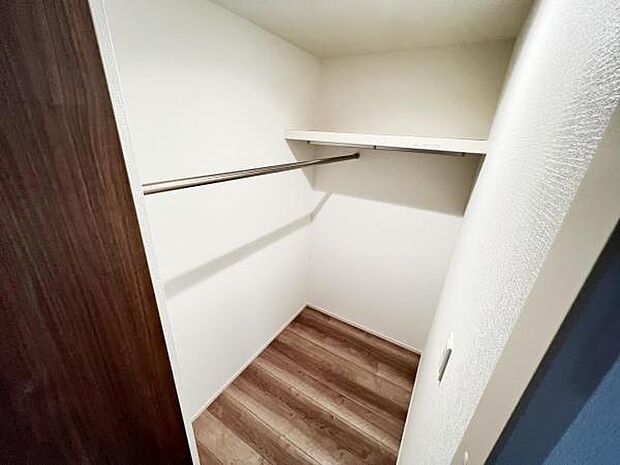 ウォークインクローゼットがあり収納スペースも豊富。季節物もスッキリ片付きそうです。