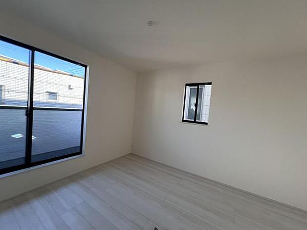 お食事中もキッチンと会話が楽しめるダイニングスペーゆったりとした開放的なダイニングキッチンスペースで