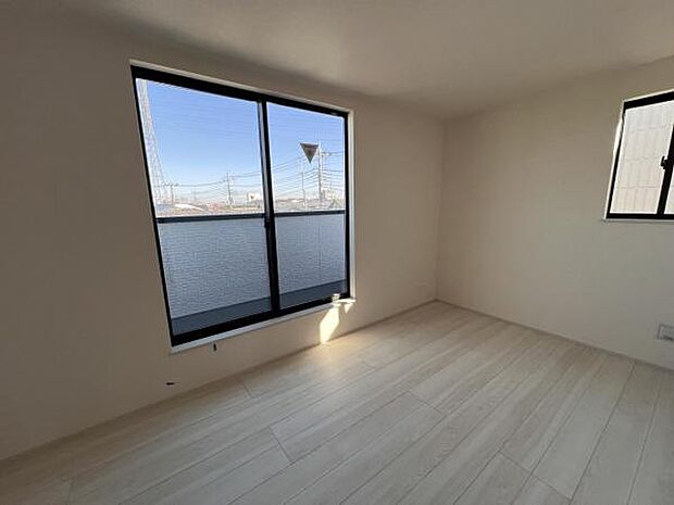 寝室にもご利用いただける居室スペースです明るい広々とした主寝室でご家族ゆっくりお休みになれま