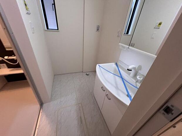 洗面化粧台です。朝の身支度から1日が始まります。収納力と機能性に優れたお手入れラクラク洗面化粧台です