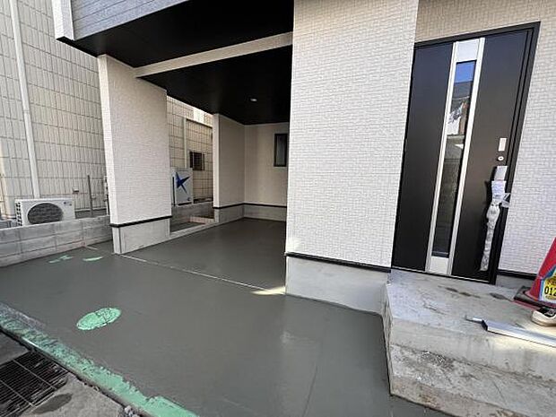 駐車場ももちろん完備しておりますのでお車所有の方にも心強いです駐車場です前面道路との高低差も少なく