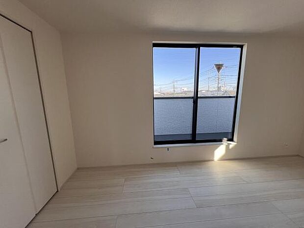 自分好みのアレンジで居心地の良い空間になりそうです洋室は風通しが良く明るく快適な空間ですゆったりと読