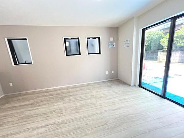 お食事中もキッチンと会話が楽しめるダイニングスペース。