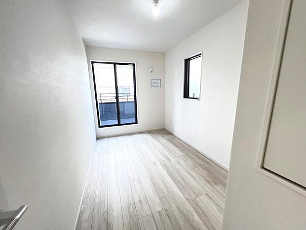 木の温もりが優しいフローリングの収納スペース付き洋室です。