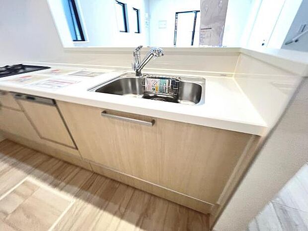 ご家族を見守りながら家事が捗る対面式キッチン。お料理をしながらご家族のサポートも可能です。