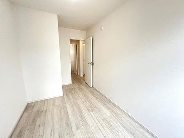 明るい広々とした主寝室でご家族ゆっくりお休みになれますね。