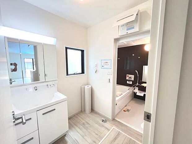 独立洗面台の横にはランドリースペースがございます。