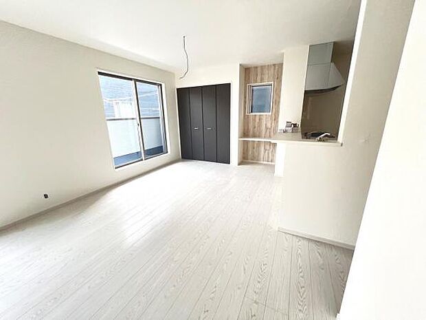 ご家族が集うLDKは約19帖の広さ、団らんの空間です。