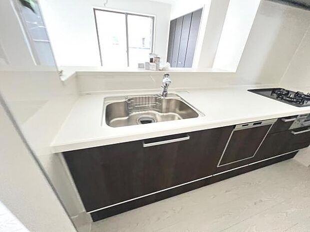 ご家族を見守りながら家事が捗る対面式キッチン。お料理をしながらご家族のサポートも可能です。