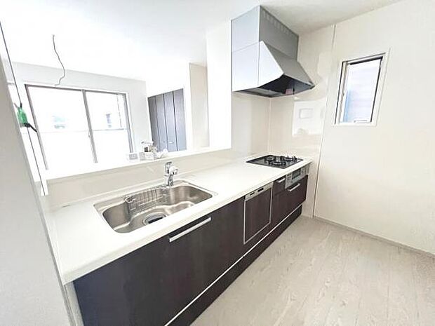 リビングが見渡せ、料理中も会話が弾む対面式キッチンです。