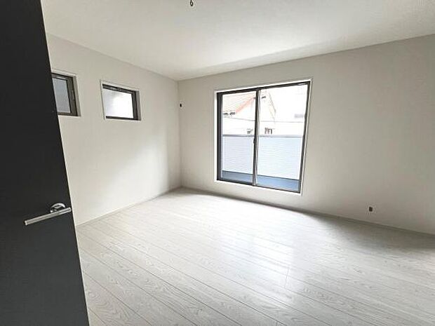 お食事中もキッチンと会話が楽しめるダイニングスペース。