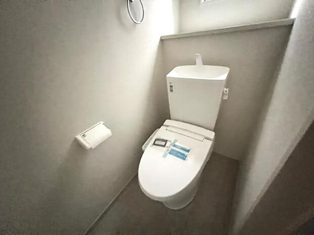 シャワー洗浄機能付のトイレは、清潔感が印象的な空間ですね。