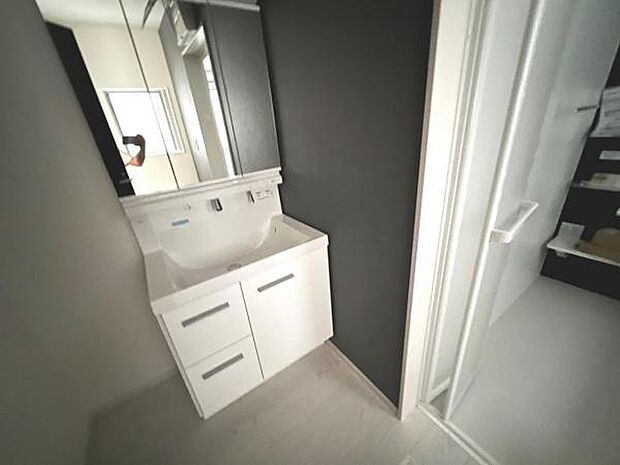 洗面化粧台です。朝の身支度から1日が始まります。