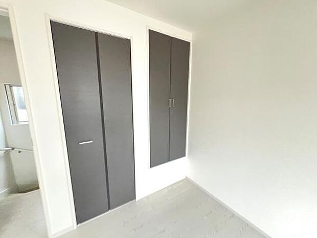 いつでもお部屋をスッキリお使い頂ける収納スペースを設置。