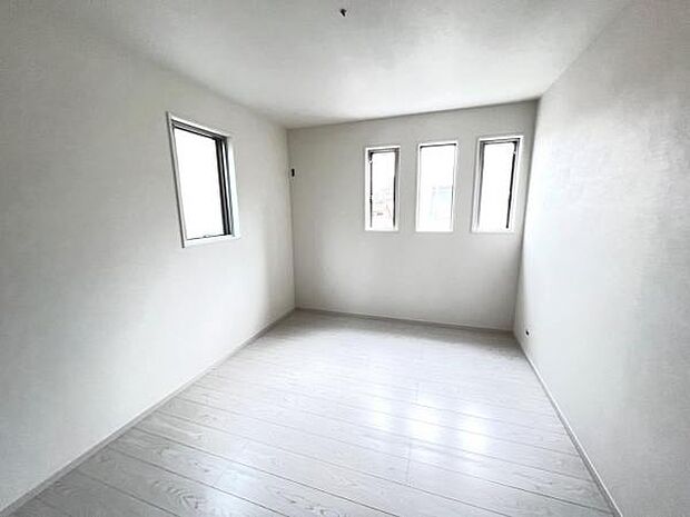 木の温もりが優しいフローリングの収納スペース付き洋室です。