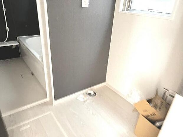 独立洗面台の横にはランドリースペースがございます。