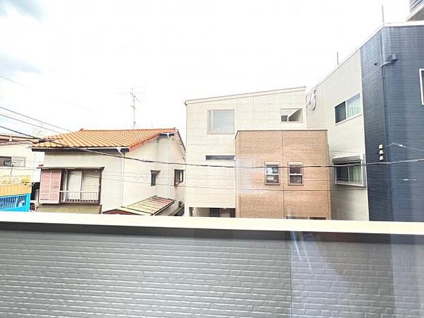 バルコニーからの眺望です。明るい陽射しを浴びながらゆったりと過ごすのも良いですね。