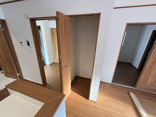 いつでもお部屋をスッキリお使い頂ける収納スペースを設置。