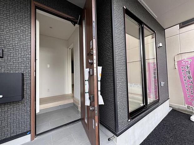 いつも気持ちよくご家族を迎えられる玄関です。綺麗で明るい玄関でお客様をお迎えいただけます。