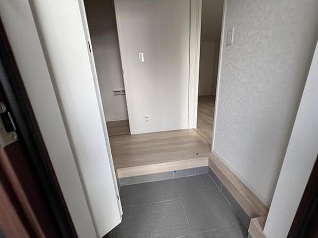 いつも気持ちよくご家族を迎えられる玄関です。綺麗で明るい玄関でお客様をお迎えいただけます。