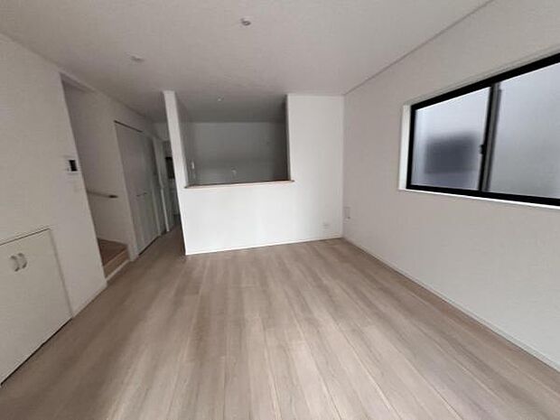 お食事中もキッチンと会話が楽しめるダイニングスペーゆったりとした開放的なダイニングキッチンスペースで