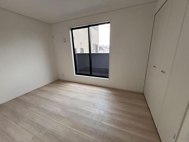 寝室にもご利用いただける居室スペースです明るい広々とした主寝室でご家族ゆっくりお休みになれま