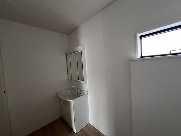 洗面化粧台です。朝の身支度から1日が始まります。収納力と機能性に優れたお手入れラクラク洗面化粧台です